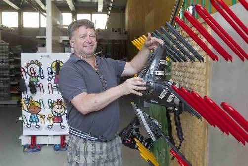 Albert Beer zeigt sein Schuhtrockner-System, das in seinem Installationsbetrieb entwickelt wurde. Fotos: VN/paulitsch
