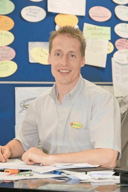 Alexander Kutzer im Bulldogs-Büro vor der Pinwand, an der die Aufgaben für die EBEL abgehakt werden müssen. Foto: Paulitsch
