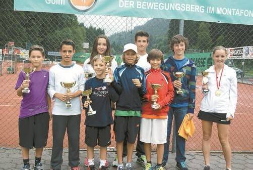 Alle Sieger(innen) der Einzel- und Doppelbewerbe bei den Jugend-Landesmeisterschaften 2012 auf der Anlage des TC St. Gallenkirch. Foto: helmut Reimann