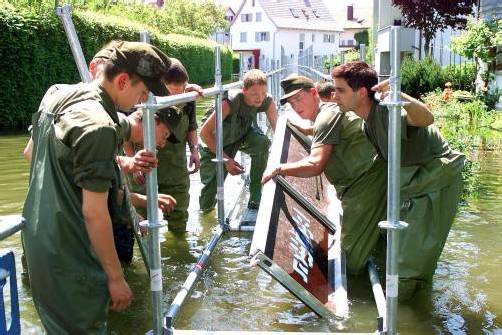 Als halb Hard zu Pfingsten 1999 unter Wasser stand, bauten Soldaten Stege. Foto: VN/Zellhofer