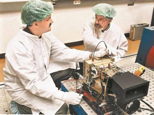 Astrium-Mitarbeiter bauen eine hochauflösende Stereokamera zusammen, wie sie bei der „Mars Express“-Sonde eingesetzt wurde. Foto: astrium