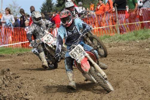 Auf der schwierigen Strecke in Möggers sind die Motocrosser gefordert. Foto: schwämmle