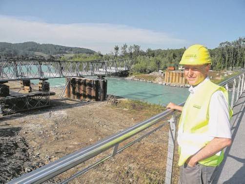 Baumanager Hansjörg Mathis vor der Hilfsbrücke am Illspitz. sm