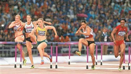 Beate Schrott (links) zeigte im Hürdensprint auf – Sally Pearson (Mitte) holte Gold. Foto: apa