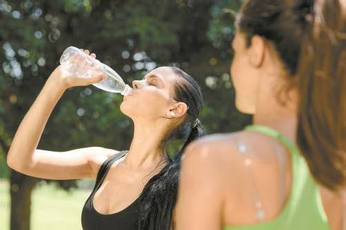 Bei langen und intensiven Trainingseinheiten darf auf keinen Fall das Trinken vergessen werden. Fotolia