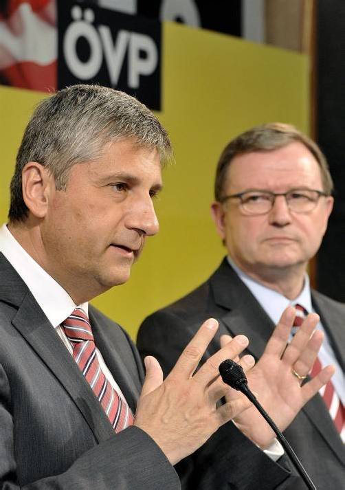 Beste Freunde? Mitnichten. Vizekanzler Michael Spindelegger lässt Klubobmann Karlheinz Kopf aber bis auf Weiteres im Amt. Foto: APA