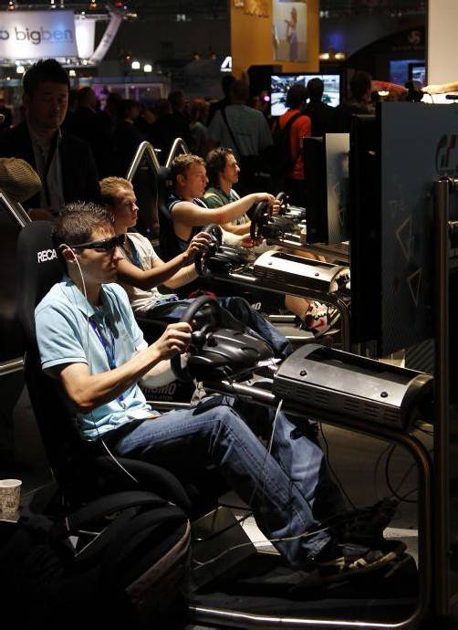 Besucher testen am Mittwoch, 18. August 2010, auf der gamescom Messe in Koeln neue interaktive Spiele. 505 Unternehmen aus 33 Laendern zeigen bis zum 22. August 2010 auf der Messe fuer interaktive Spiele und Unterhaltung ihre Neuigkeiten.(apn Photo/Hermann J. Knippertz) --- Visitors play new interactive games at the gamescom fair, the trade fair for interactive games and entertainment, in Cologne, Germany, on Wednesday, Aug. 18, 2010. (apn Photo/Hermann J. Knippertz)
