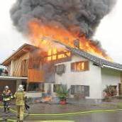 Blitz setzte Wohnhaus in Gurtis in Flammen