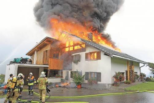 Blitzeinschlag in Haus – sofort stand der Dachstuhl in Flammen. Foto:VN/ bernd Hofmeister