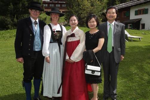 Bürgermeister Ludwig Muxel mit Diana (l.) und Melanie Kim sowie Jeeyon Cho und Botschafter Cho Hyun. Fotos: ame