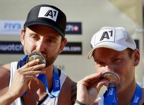 Clemens Doppler (l.) und Alexander Horst schafften den ersten österreichischen Herren-Podestplatz bei einem World-Tour-Turnier. Foto: EPA