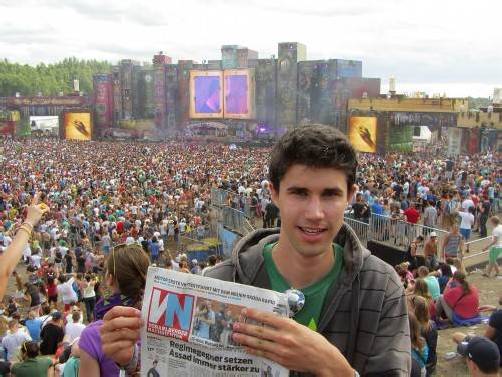 Manuel Preg nahm eine Ausgabe der VN mit zum Tomorrowland-Festival nach Belgien.