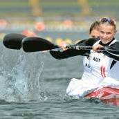Medaille für Kanu-Duo hängt hoch