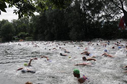 Das Wasser brodelt, wenn sich knapp 400 Triathleten in die Fluten des Jannersees stürzen. kaufmann-pauger