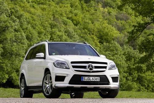 Den mächtigen Mercedes-SUV GL gibt es in der zweiten Generation auch in einer AMG-Version mit 557 PS Leistung. Foto: Werk