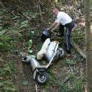Mit Moped von der Straße abgekommen