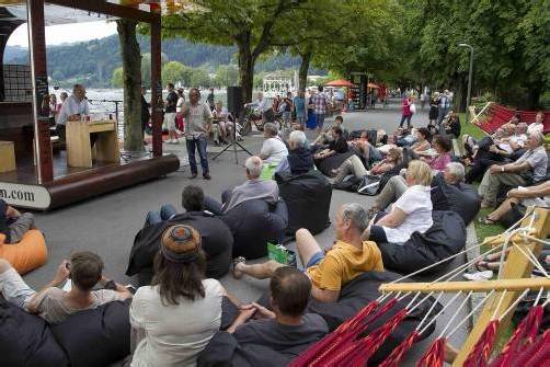 Der Autor Peter Natter las und antwortete auf alle Fragen über Themenfindung, reale Vorbilder und seinen Brotberuf als Lektor. Das Gespräch moderierte VN-Redakteur Thomas Matt. Foto: VN/Paulitsch