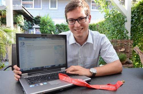 Der Jus-Student investiert durchschnittlich drei Stunden täglich in die Arbeit für Wikipedia. Foto: VN/Dünser