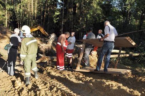 Die Einsatzkräfte hatten sich umsonst bemüht. Jegliche Rettungsversuche kamen für die Männer zu spät. Foto: aPA