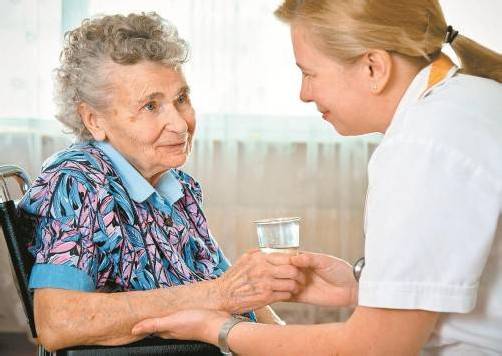 Die Langzeitpflege ist händeringend auf der Suche nach Personal. Um es zu finden, müssen auch die Bedingungen stimmen. Fotolia