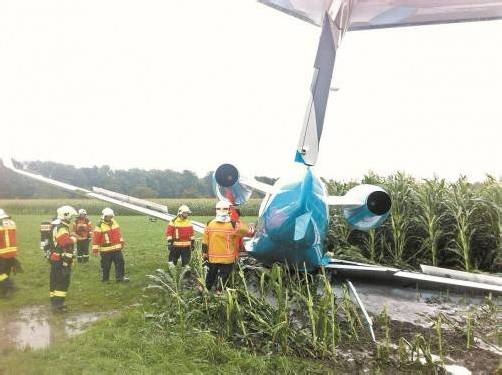 Die Maschine durchbrach bei der Landung einen massiven Drahtzaun und kam schließlich in einem Maisfeld zum Stehen. Foto: Vol.at/Vonbank