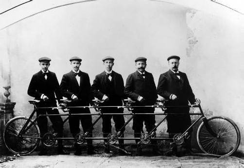 Die Opel-Brüder Ludwig, Fritz, Heinrich, Wilhelm und Carl (v. l.) mit dem „Quintuplet“ (Archivbild von 1895). Foto: DPA