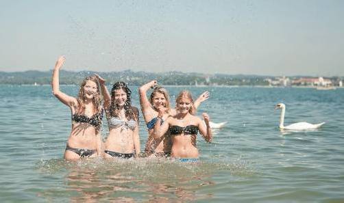 Diese Badenixen tun genau das Richtige: Sie suchen Abkühlung im Bodensee. Foto: beate rhomberg