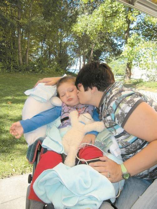 Emilian mit Mutter Melanie in der Kinder-Reha von Gailingen. Jede noch so kleine Reaktion des Buben ist ein Zeichen der Hoffnung. fotos: privat