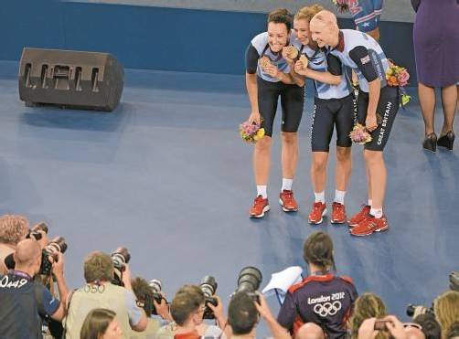 England setzt auf den Bahnradsport: Dani King (l.), Laura Trott und Joanna Rowsell lassen sich feiern. Foto: ap