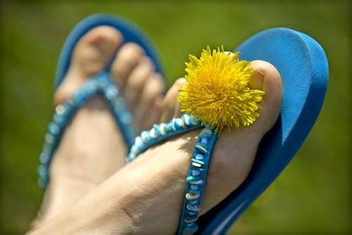 Flip-Flops am Arbeitsplatz kommen offenbar nicht gut an. DPA