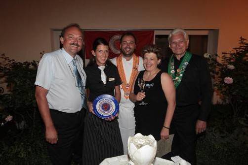 Gastgeber mit Gästen und Chefkoch: Harald Fargel (l.) mit Theresia Jenny, Harald Fink sowie Andrea Kinz und Albert Kofler. FotoS: AME