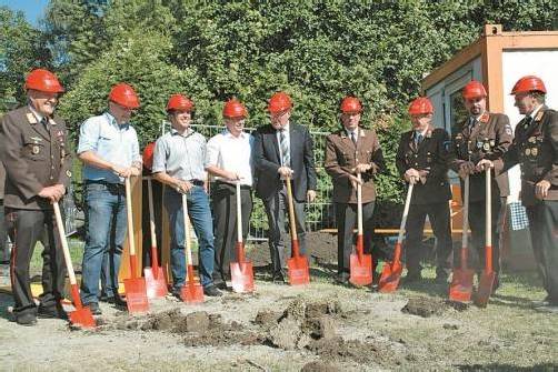 Ging gestern trotz Protest der örtlichen SPÖ und Grünen über den Rasen: der Spatenstich für eine neues Feuerwehrgebäude in Götzis. Foto: VER