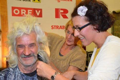 Gingen unter Gelächter der Schauspieler zur Sache: die Friseurinnen in der Kulturhalle.