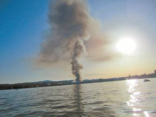 Großbrand im Arboner Saurer-Areal: Die Rauchsäule war weithin sichtbar.