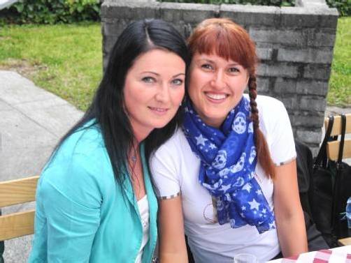 In Festlaune: Linda Titz (l.) und Ioana Munteanu. Fotos: SM