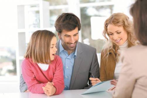 In den Bankfilialen werden derzeit weniger Unterschriften unter Kreditverträge gesetzt. fotolia