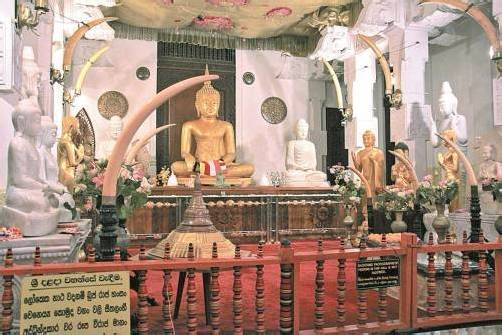 In der alten Königsstadt Kandy wartet einer der heiligsten Tempel der Buddhisten. Foto: Duschek