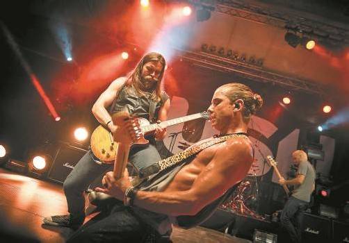 Ja, es muss gesagt werden: Rossdale (vorne) ist nicht nur musikalisch top.