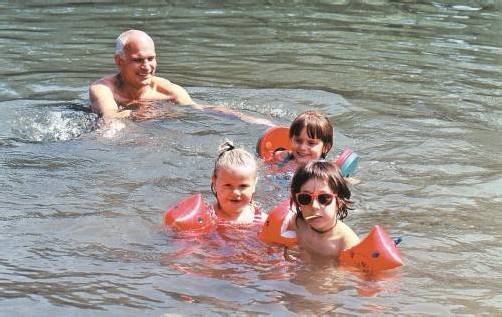 Kinder lieben das Wasser und könnten stundenlang darin herumtollen. Erwachsene sollten sie deshalb gut im Auge behalten. Foto: sige