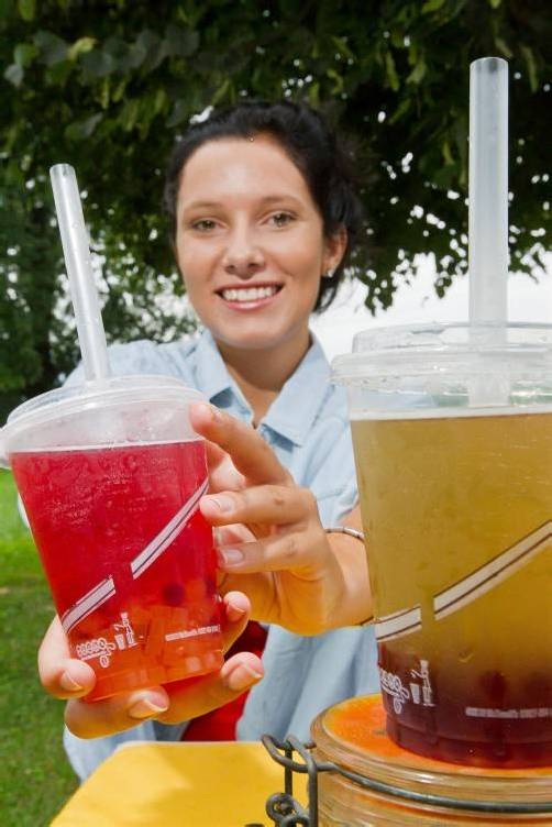 Kräftig am Strohhalm saugen und es macht plopp: Auch Jessica aus Feldkirch hat „Bubble Tea“ bereits getestet. Foto: VN/Steurer