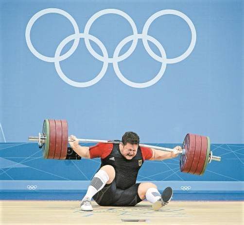 Krankenhaus statt Siegerpodest: Matthias Steiner fiel die 196 Kilo schwere Hantel ins Genick. Foto: ap