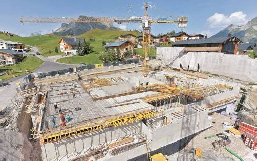 Laufen seit Mai auf Hochtouren: die Arbeiten zum Bau des Nobelhotels Schlössle in Oberlech am Arlberg. Foto: VN/Hofmeister
