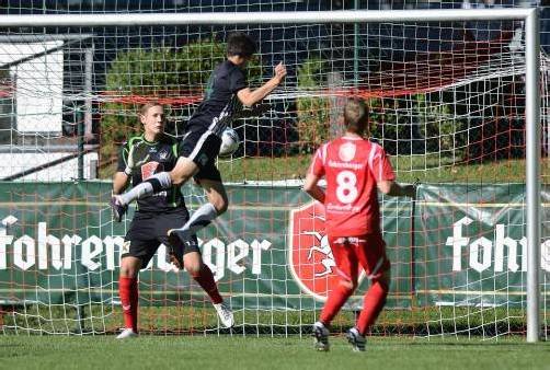 Marcel Kovacec erzielt per Kopf gegen RW-Goalie Markus Breuss das 1:1.