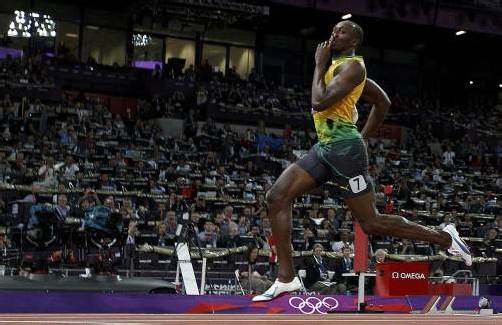 Mit dem Zeigefinger auf den Lippen lief Usain Bolt beim 200-Meter-Finale als erster über die Ziellinie. Foto: reuters