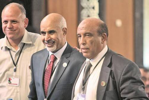Mohammed Magarief (Mitte) wurde mit 113 von 200 Abgeordnetenstimmen zum Präsidenten des libyschen Parlaments gewählt. Foto: Reuters