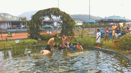 Nach dem 5:1-Finalerfolg über Titelverteidiger TC Dornbirn genehmigten sich die Spieler des TC Altenstadt ein Bad im vereinseigenen Weiher. Privat