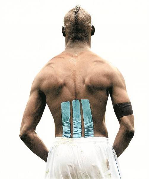 Nicht nur die Tore, auch die Tapes am Rücken von Mario Balotelli entzückten. Foto: EPA