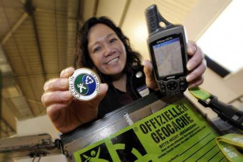 Nordrhein-Westfalen/ Jenn Seva posiert am Dienstag (31.01.12) in Dortmund bei der Messe fuer Jagd und Angelfischerei "Jagd & Hund" am Stand von Groundspeak mit einer Geocachbox, einem Coin und einem GPS-Geraet. Ein Thema der Messe ist das Geocaching. Die Schnitzeljagd, bei der mit Hilfe eines GPS-Empfaengers in der Natur versteckte Gegenstaende gesucht werden, sorgt bisweilen fuer Konflikte mit Forstwirten und Jaegern. Bis Sonntag (05.12.01) zeigen auf der nach Angaben der Veranstalter groessten Messe ihrer Art in Europa 686 Aussteller aus 34 Laendern Ausruestung und Zubehoer rund ums Jagen und Angeln. Messethemen sind traditionell die Jagdtouristik, Gelaendefahrzeuge, Angelreisen und Naturschutz. (zu dapd-Text)
Foto: Sascha Schuermann/dapd
