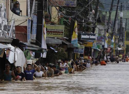 Nur langsam fließen die Wassermassen in den Straßen von Manila ab. Foto: AP