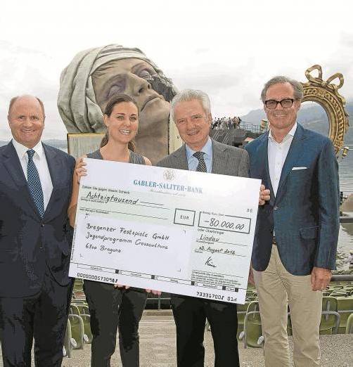 Präsident Hans-Peter Metzler, Nina Wolf und Gebhard Sagmeister vom Verein der Freunde übernahmen den Scheck von Peter Kürn. Foto: VN/RP